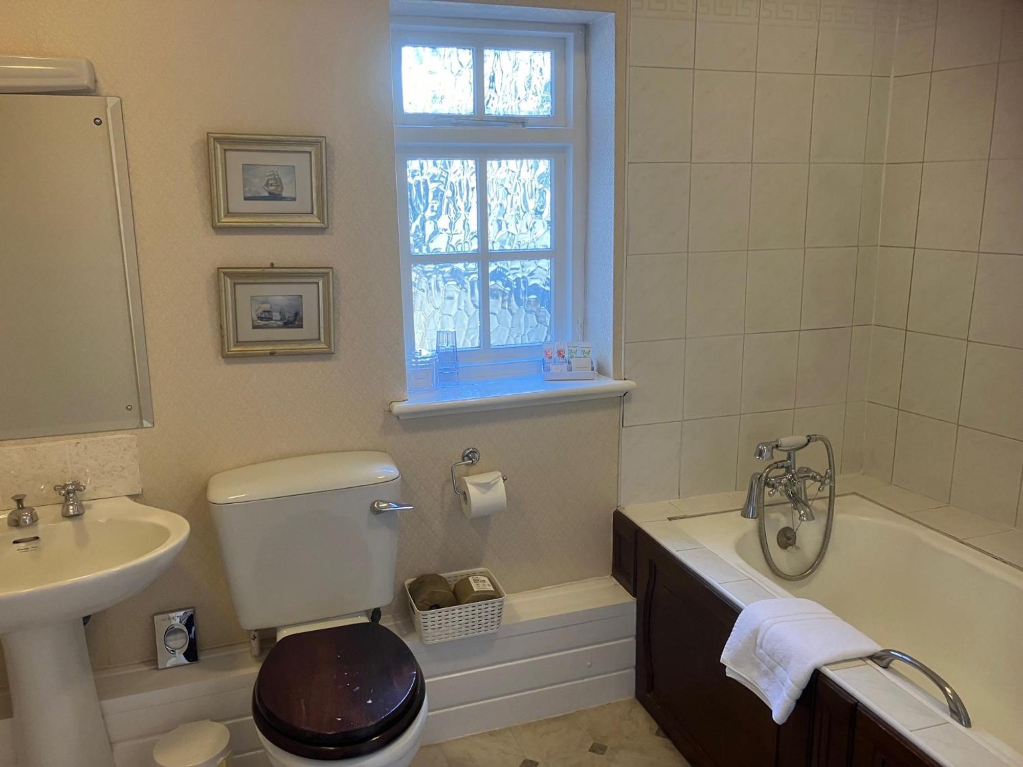 Chapel House Hotel Атърстоун Екстериор снимка